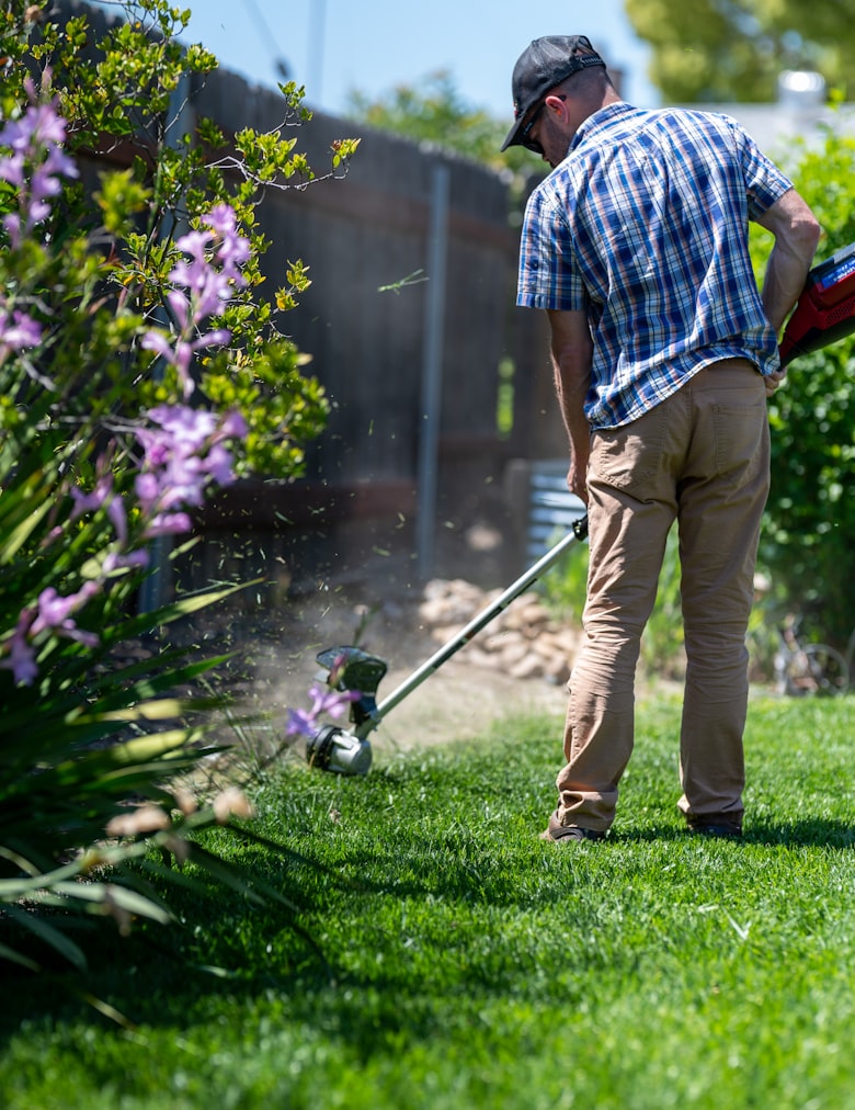 Hovenier aan het werk in een tuin