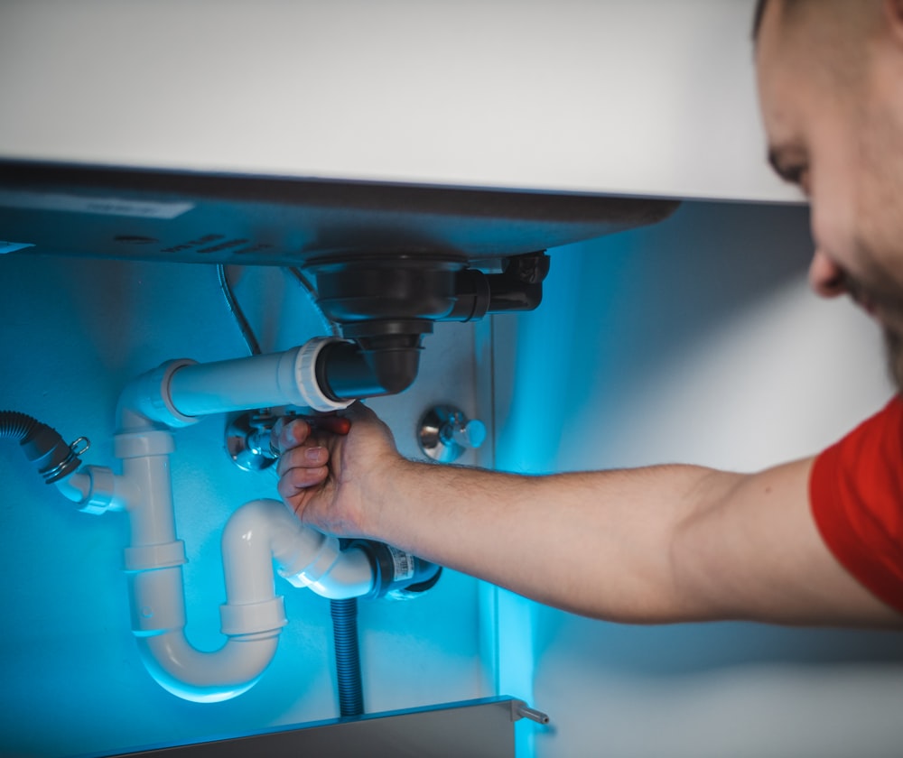 Installateur aan het werk